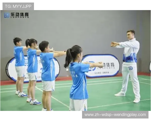 羽毛球室内无球练习